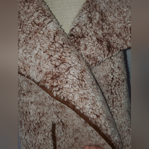 𝅺davi & Dani sherpa Fuzzy super soft Vest with Faux Leather Trim size Medium - Picture 5 of 10